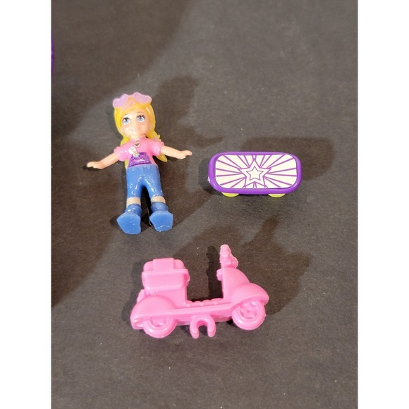 2017 Polly Pocket Tiny Places Compact Playset Picnic Scooter Skateboard Polly - Picture 8 of 8